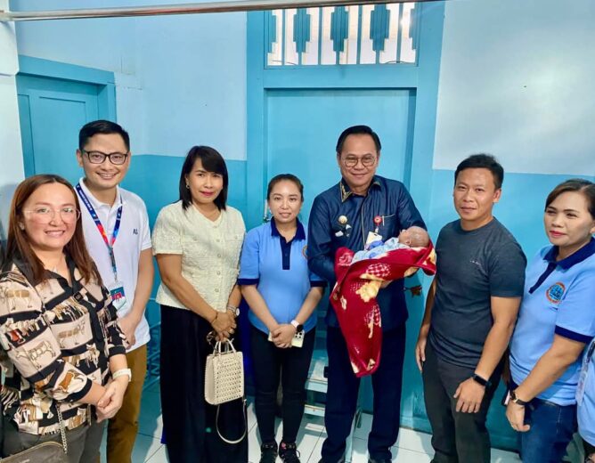 Bayi Mungil Emely Berlian Setia Dikunjungi Bupati Tendean di RS Budi Setia Langowan