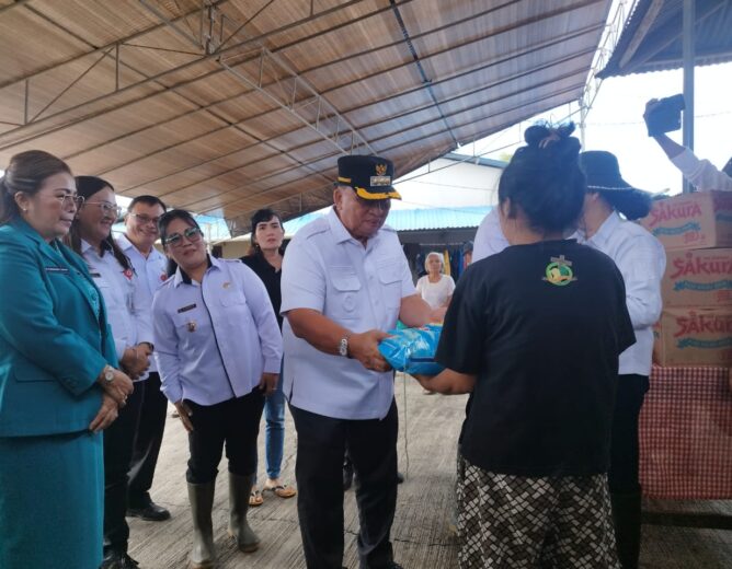 Bertahap, Hari Ini Pemkab Minahasa Salurkan Bantuan Sembako untuk Warga Terdampak Banjir