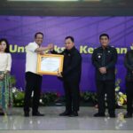 Bupati Robby Dondokambey Terima Penghargaan dari Menteri Hukum RI Pada Pengukuhan Kakanwil Kemenkum Sulut