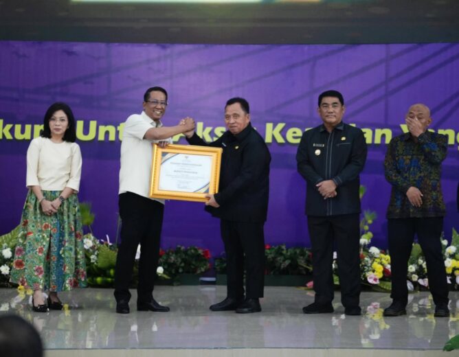 Bupati Robby Dondokambey Terima Penghargaan dari Menteri Hukum RI Pada Pengukuhan Kakanwil Kemenkum Sulut
