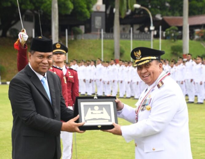 Bupati Robby Dondokambey Terima Penghargaan Kartika Pamong Praja Muda dan Alumni Kehormatan dari IPDN